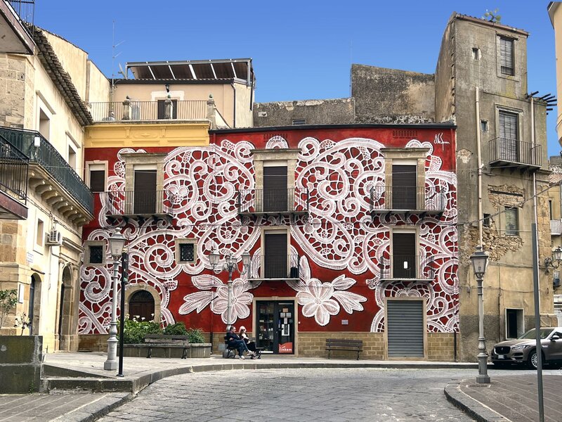 Prace NeSpoon, inspirowane tradycyjną koronką, zdobią przestrzenie miejskie na&nbsp;całym świecie. Teraz przyszła pora na&nbsp;Domotekę