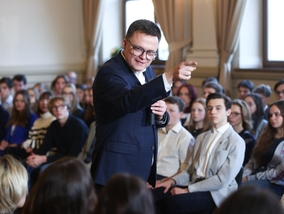 Miniatura: Polacy ocenili marszałka Hołownię. Sondaż...