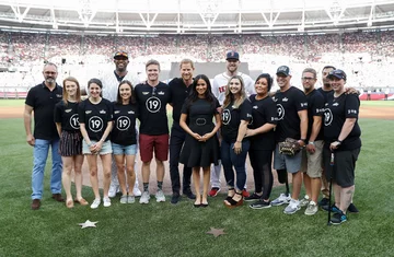 Harry i Meghan na stadionie w Londynie z podopiecznymi fundacji, wolontariuszami i zawodnikami 