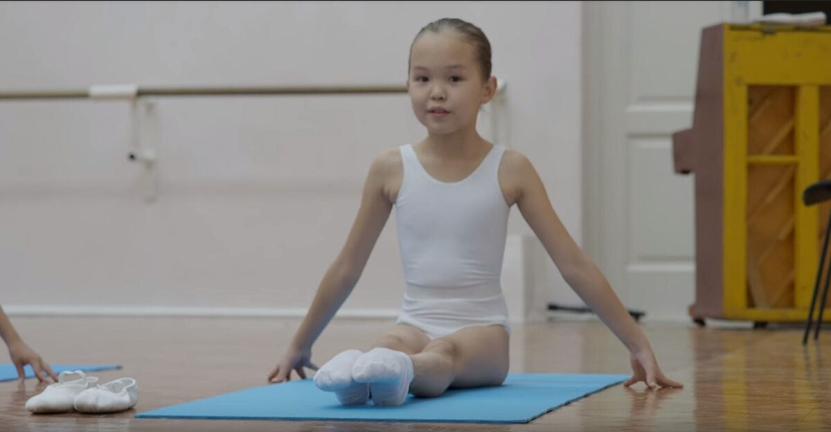 8-letnia Karina Czikitowa w szkole baletowej 