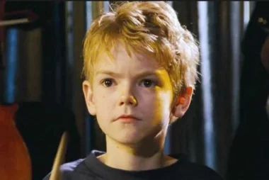 Thomas Brodie-Sangster w filmie „To właśnie miłość” (2003)