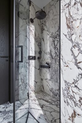 Miniatura: 25 małych łazienek z prysznicem. Tylko...