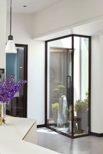 Minimalistyczne wnętrza z retro akcentami, projekt XUL Architecture downloadfor.press. xul