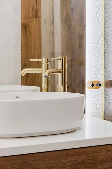 Białe wnętrza z drewnem, proj. Pracownia Architektury Wnętrz Deer Design 