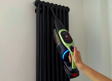 Odkurzanie kaloryfera przy użyciu odkurzacza Bosch Unlimited 9&nbsp;BCS931TQC