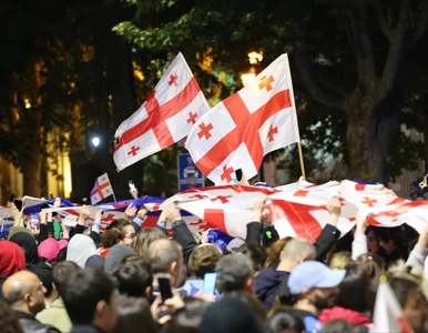 Miniatura: Protestujący w Gruzji spalili dwie flagi....