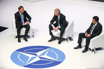 Andrzej Duda podczas jednej z sesji na szczycie NATO 