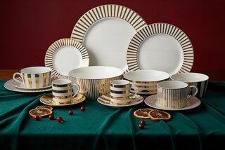 Zestaw 2&nbsp;filiżanek do&nbsp;espresso ze&nbsp;spodkiem DUKA GOLD 100 ml wykonany jest z&nbsp;wysokiej jakości porcelany, kt&oacute;ra łączy trwałość z&nbsp;elegancją. Złote wykończenie zostało wzbogacone o&nbsp;prawdziwe złoto, co&nbsp;nadaje całości luksusowego i&nbsp;wyjątkowego charakteru