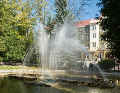 Miniatura: Długaśne kolejki i jednocześnie tysiące...