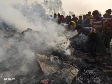 Obóz w Bangladeszu po pożarze 