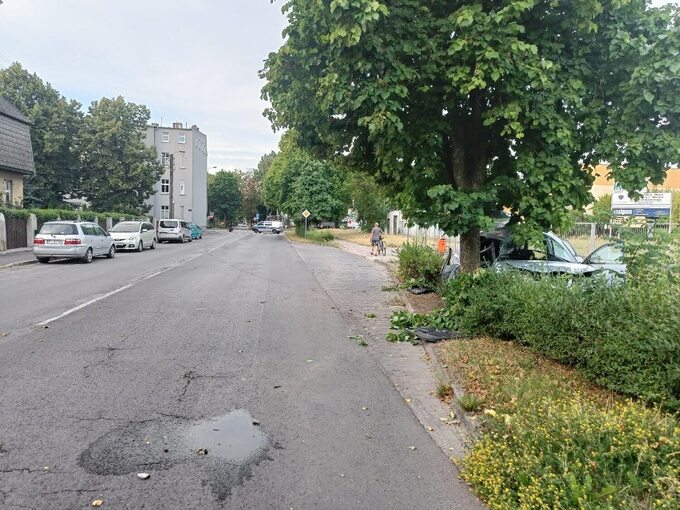 Wypadek w Lesznie. Seat z 5 młodymi osobami uderzył w drzewo