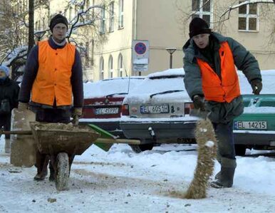 Miniatura: Drogi śliskie, na chodnikach szklanka