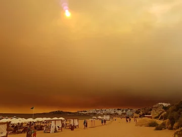 Brunatne niebo nad plażą w Albufeira na południu Portugalii 