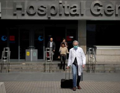 Miniatura: W Madrycie zabrakło łóżek dla chorych na...