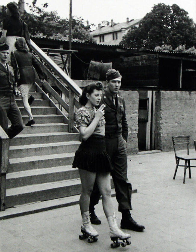 Młoda kobieta na wrotkach ze swoim ukochanym, 1940 r. 