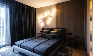 Projekt pracowni masz.design pokazuje, że&nbsp;ciemna kolorystyka, naturalne drewno i&nbsp;światło mogą stworzyć wnętrze pełne spokoju, elegancji i&nbsp;ponadczasowego charakteru