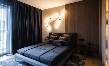 Projekt pracowni masz.design pokazuje, że ciemna kolorystyka, naturalne drewno i światło mogą stworzyć wnętrze pełne spokoju, elegancji i ponadczasowego charakteru 