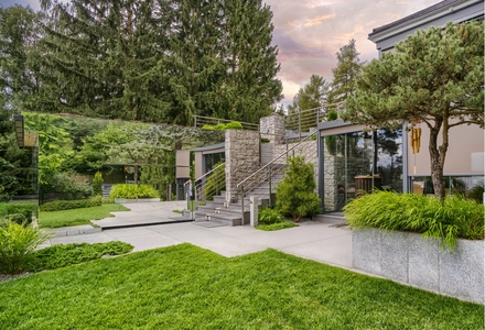 Miniatura: Dom zatopiony w naturze