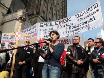 Przewodnicząca stowarzyszenia "Solidarni 2010" Ewa Stankiewicz podczas pikiety zorganizowanej przed budynkiem TVP na placu Powstańców Warszawy (fot. PAP/Tomasz Gzell)