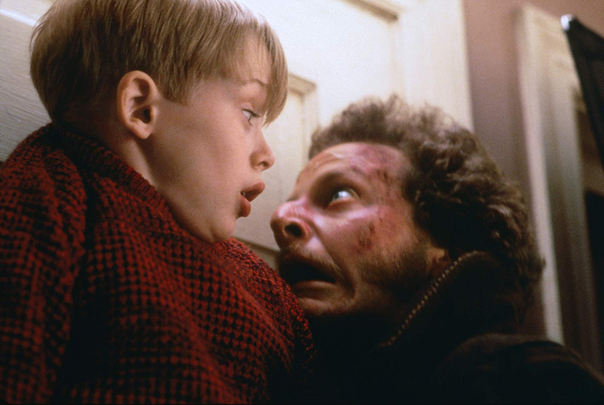 Kadr z filmu „Kevin sam w domu” (1990) 