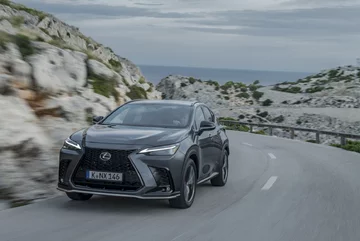 Nowy Lexus NX 450h+ 