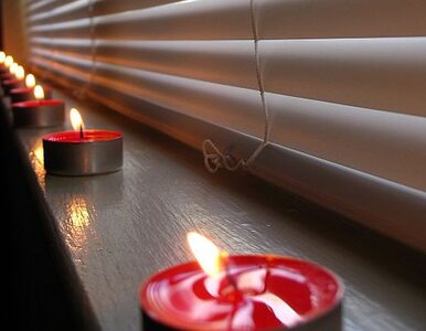 Miniatura: "30 kwietnia zapalcie świeczki w oknach"