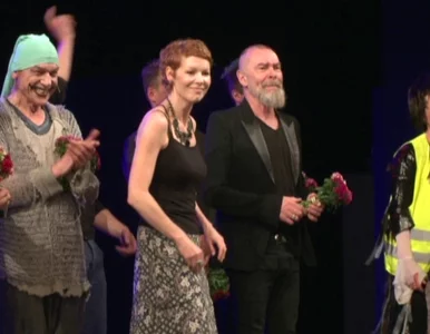 Miniatura: Dorota Masłowska obsypana kwiatami na...