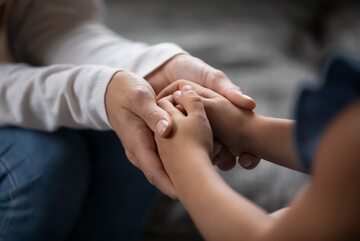 Zbliżenie młodego rodzica trzymającego za rękę małą dziewczynkę