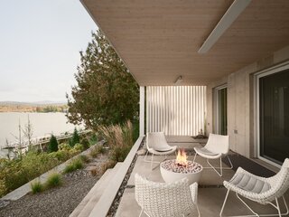 Komfortowy dom nad brzegiem jeziora, projekt MUUK Architecture