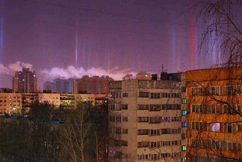 Słupy światła nad Petersburgiem 