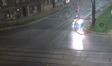 Wypadek w&nbsp;Krakowie. Policja szuka pieszego