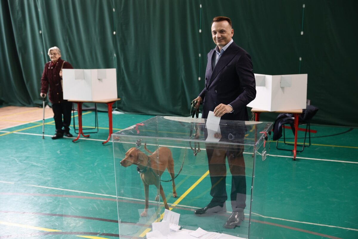 Łukasz Gibała Kandydat na prezydenta Krakowa Łukasz Gibała głosuje w jednym z lokali wyborczych w Krakowie