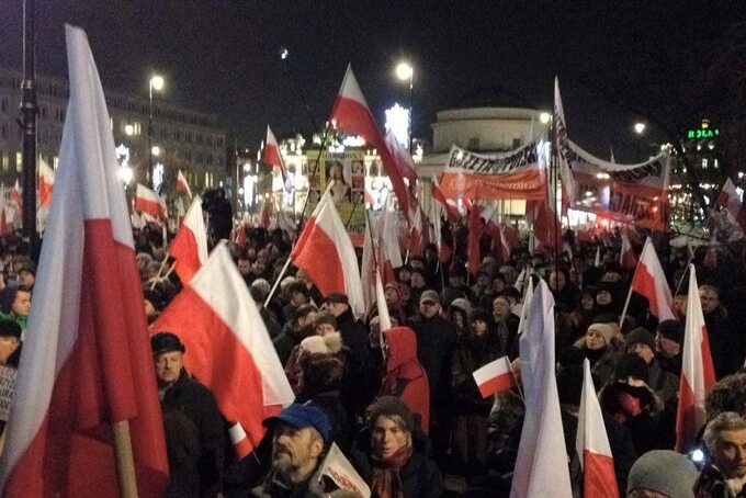 Uczestnicy obchodów 35. rocznicy wprowadzenia stanu wojennego zorganizowanych przez PiS