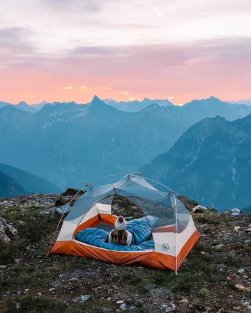 Przezroczysty namiot wpisujący się w trend „transparent camping” 