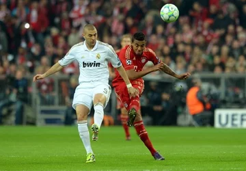 Karim Benzema i Luiz Gustavo (fot. EPA/PETER KNEFFEL/PAP)