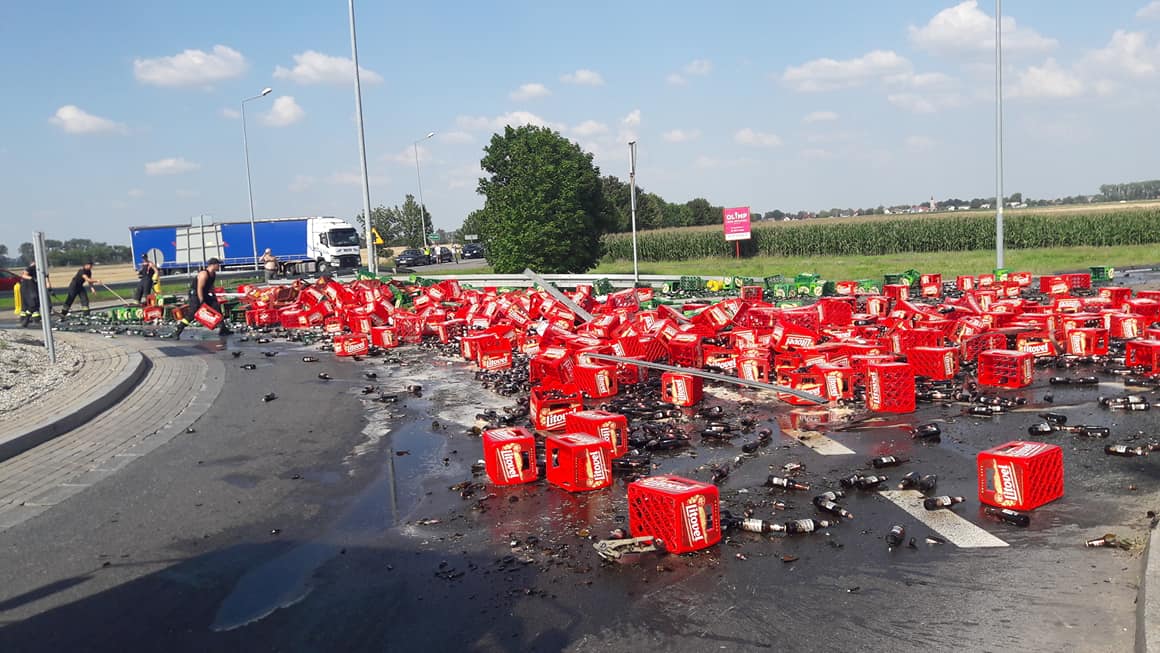 Ładunek piwa zgubiony na rondzie w Prudniku 