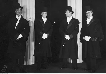 Jedna ze scen przedstawienia operetkowego „Kobieta, która wie czego chce”. Widoczni: Marian Wawrzkowicz, Jerzy Marr, Zbigniew Staniewicz i Kazimierz Jenowal 