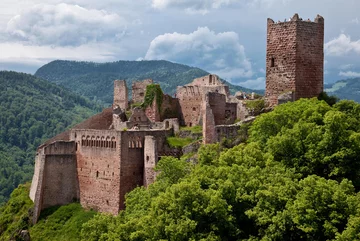 Chateau de Saint-Ulrich, Francja To jedna z trzech fortrec strzegących francuskiego miasta Ribeauvillé. Została opuszczona w XVI wieku podczas wojny trzydziestoletniej. Zamek wzniesiono na wysokości 528 metrów nad poziomem morza.