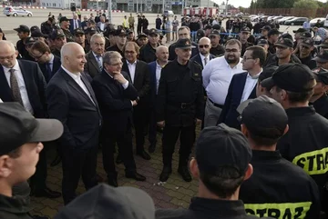 Minister Brudziński i premier Morawiecki witają wracających ze Szwecji strażaków 