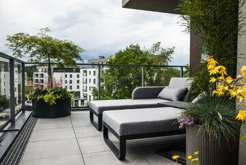 Projekt pracowni masz.design pokazuje, że ciemna kolorystyka, naturalne drewno i światło mogą stworzyć wnętrze pełne spokoju, elegancji i ponadczasowego charakteru 