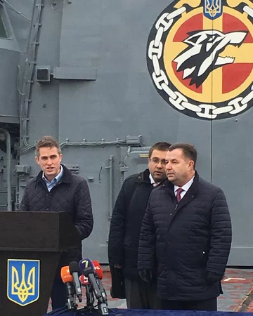 Gavin Williamson podczas wizyty w porcie w Odessie 