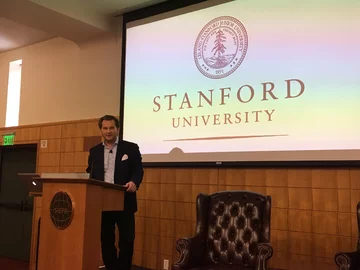 Michał Lisiecki przemawia podczas Poland Day prezes PMPG otwiera jeden z paneli podczas Poland Day