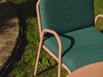 Kolekcja Giovanni, Westwing Collection – lekkie meble outdoor inspirowane śródziemnomorskim stylem życia, z elegancką metalową konstrukcją i kolorowymi akcentami, stworzone do relaksu na tarasie, w ogrodzie lub przy basenie 