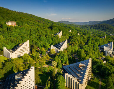 Miniatura: Piramidy w Ustroniu – architektoniczne...