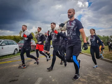 Warszawski Runmageddon W ostatni weekend wakacji ok. 10 tys. osób wzięło udział w warszawskim Runmageddonie. Sprawdziliśmy czy do zrobienia fotoreportażu z dynamicznej sportowej imprezy wystarczy smartfon. Wszystkie zdjęcia zostały wykonane telefonem Samsung Galaxy S9+.