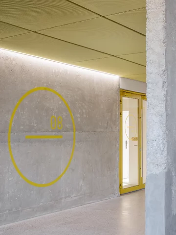 Dawny hotel robotniczy w Koszycach odzyskał modernistyczną godność, projekt  Atrium Architekti 