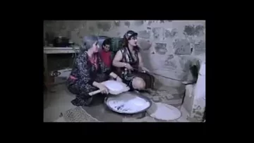 Kadr z teledysku „Boss Oumek” Leili Amer 