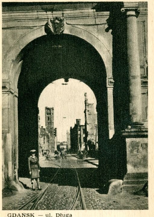 Czarno &#8211; biała pocztówka przedstawiająca Ratusz w Gdańsku. Widok od ul. Długiej (fot. mat. Muzeum II Wojny Światowej w Gdańsku)