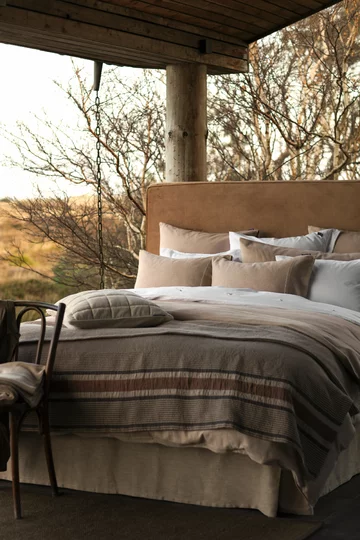 Sypialnia w aranżacji Lexington Company, kolekcja Fall 2022 