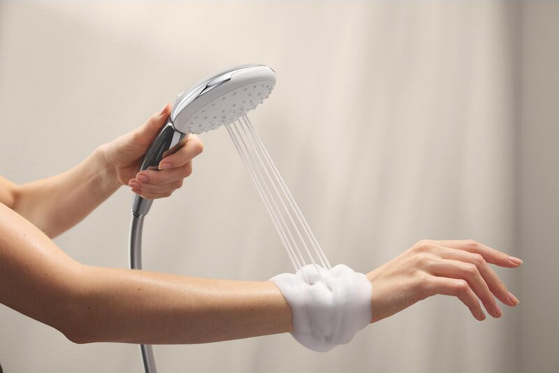 Pięć zapachów Kinuami, od energetyzujących cytrusów po kojącą lilię, pozwala dopasować codzienny rytuał do nastroju